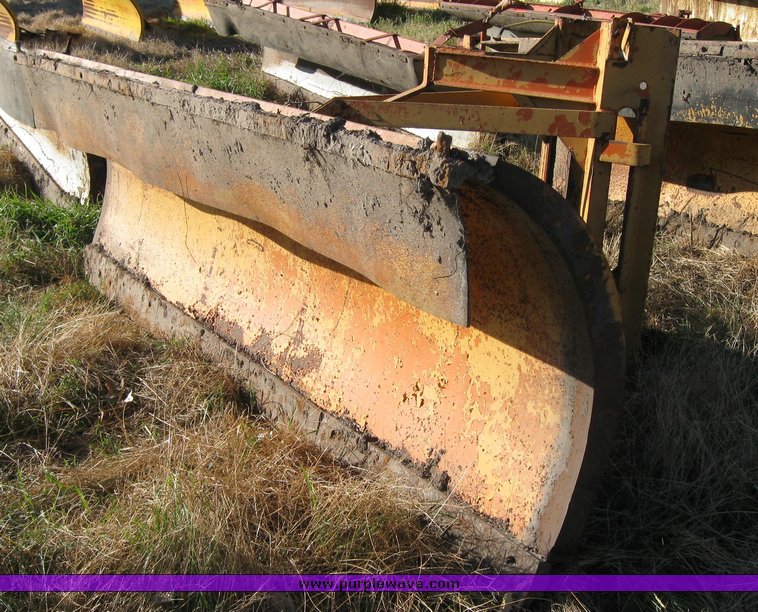 image for item 3028 Henke 41.R12 truck mount 10' snow blade