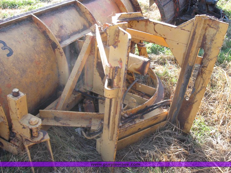 image for item 3028 Henke 41.R12 truck mount 10' snow blade