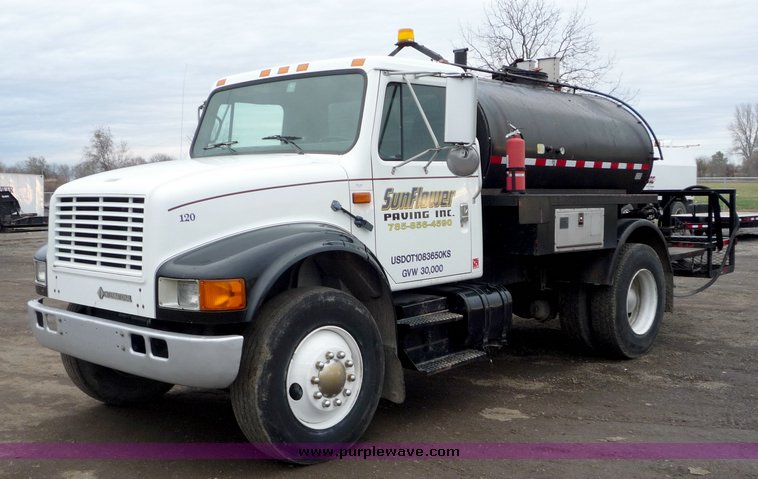 image for item 3106 1993 International 4900 oil distributor truck