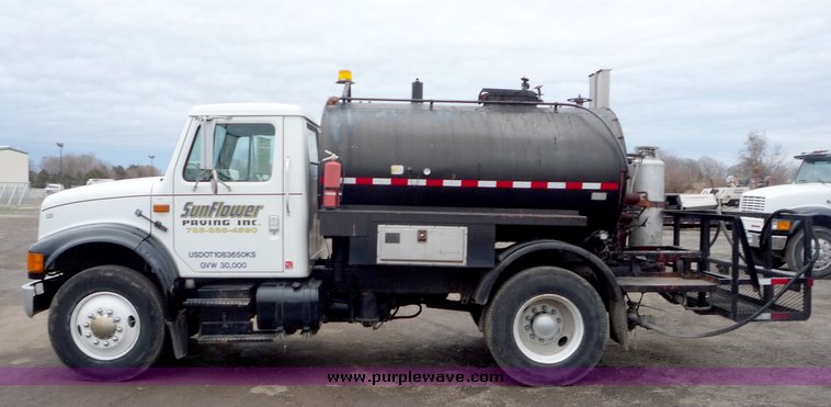 image for item 3106 1993 International 4900 oil distributor truck