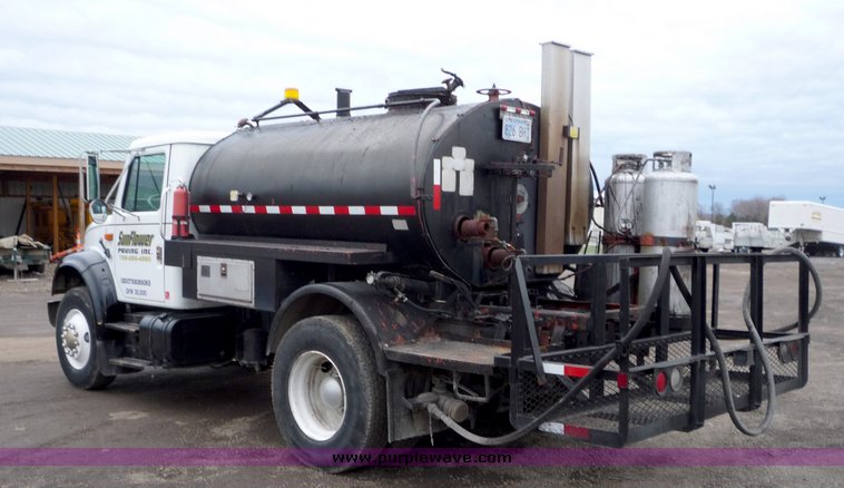 image for item 3106 1993 International 4900 oil distributor truck