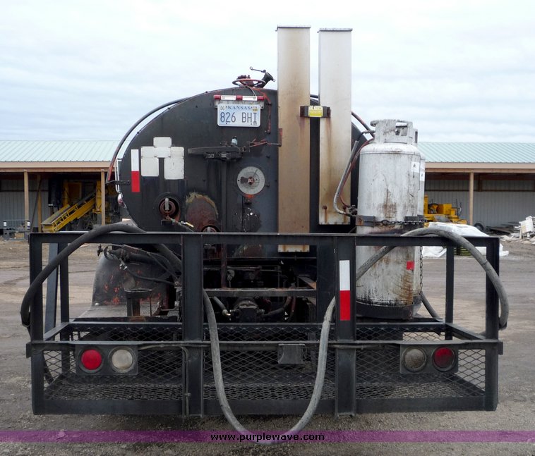 image for item 3106 1993 International 4900 oil distributor truck