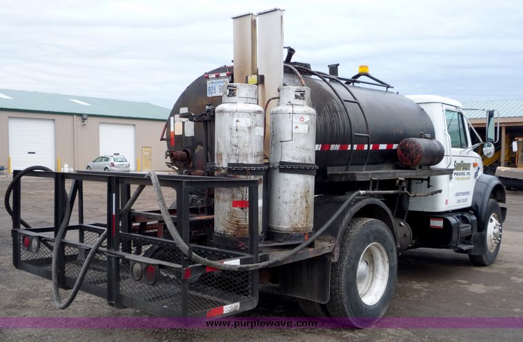 image for item 3106 1993 International 4900 oil distributor truck