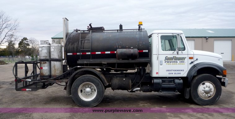image for item 3106 1993 International 4900 oil distributor truck