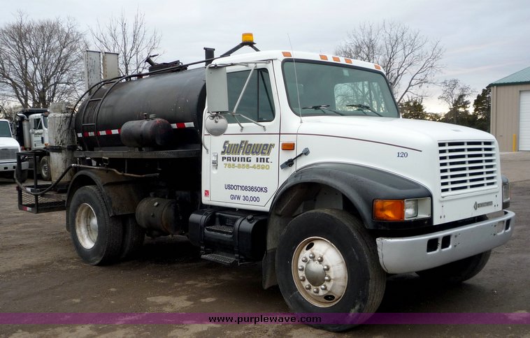 image for item 3106 1993 International 4900 oil distributor truck