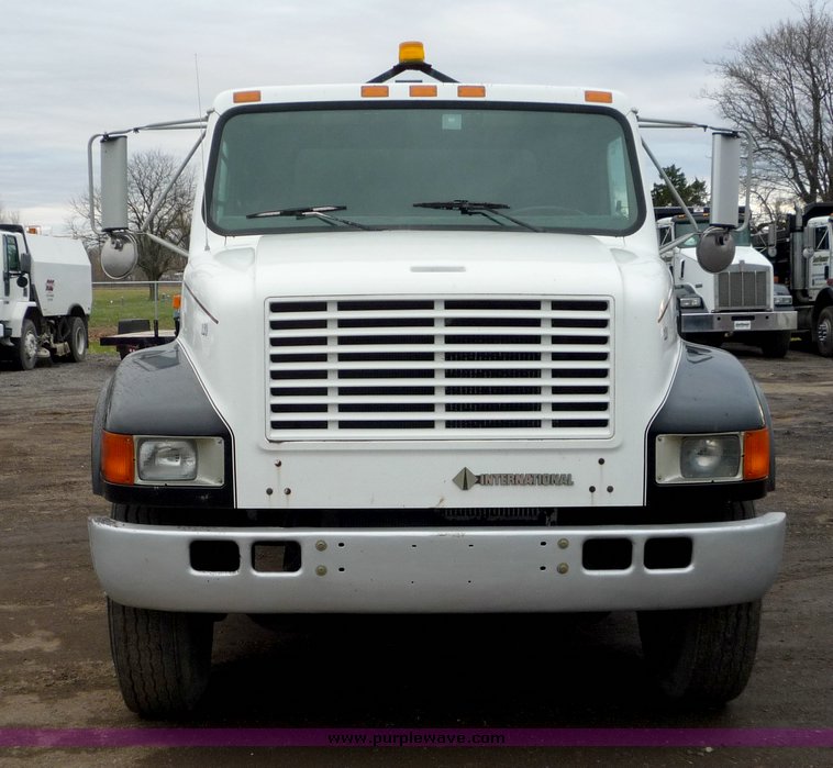 image for item 3106 1993 International 4900 oil distributor truck