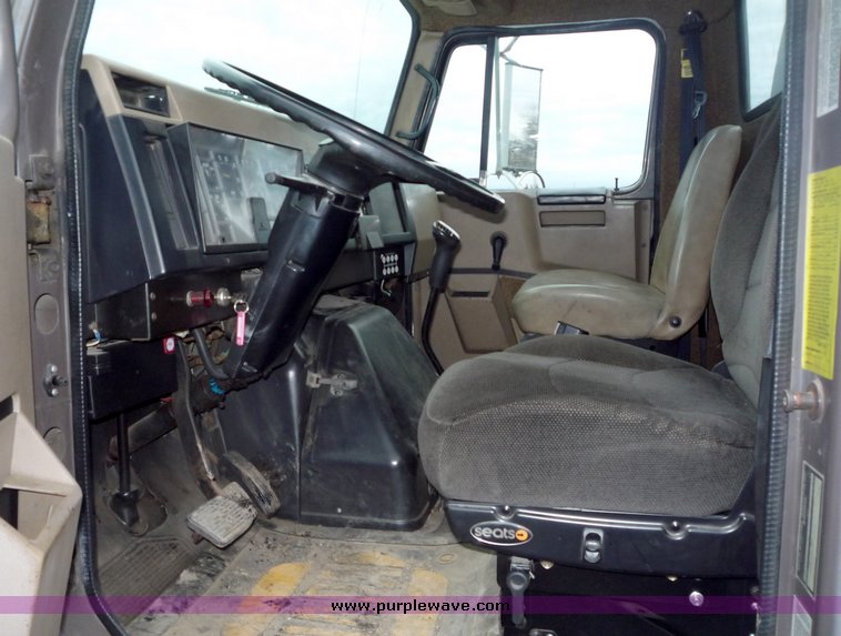 image for item 3106 1993 International 4900 oil distributor truck