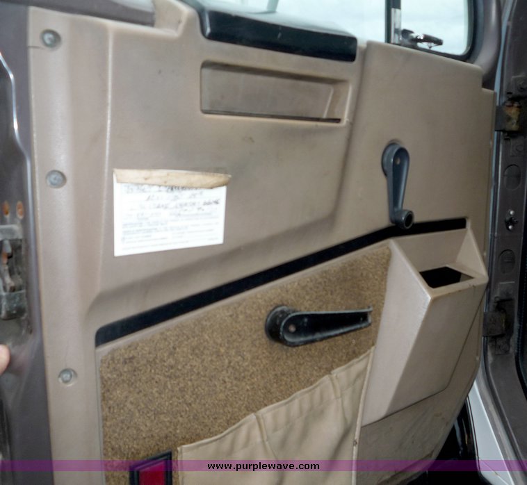 image for item 3106 1993 International 4900 oil distributor truck