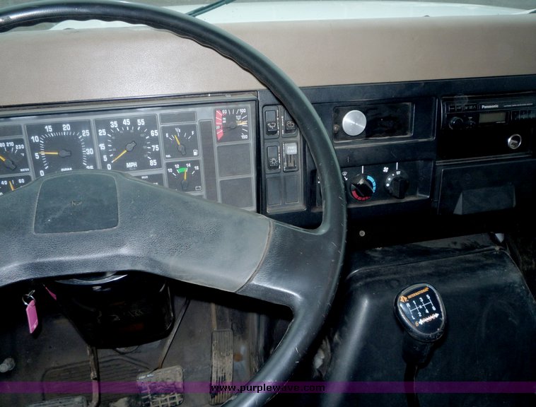 image for item 3106 1993 International 4900 oil distributor truck