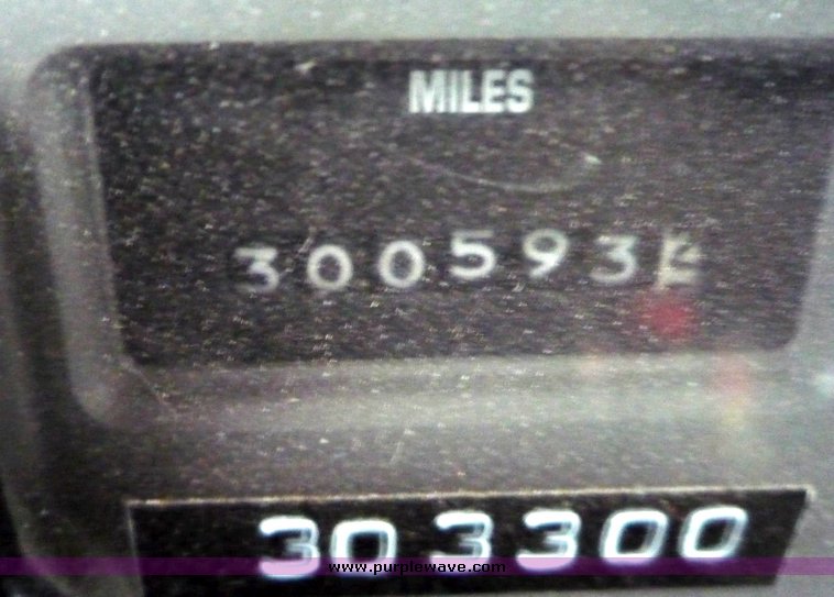 image for item 3106 1993 International 4900 oil distributor truck