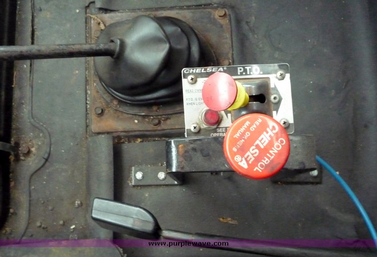 image for item 3106 1993 International 4900 oil distributor truck