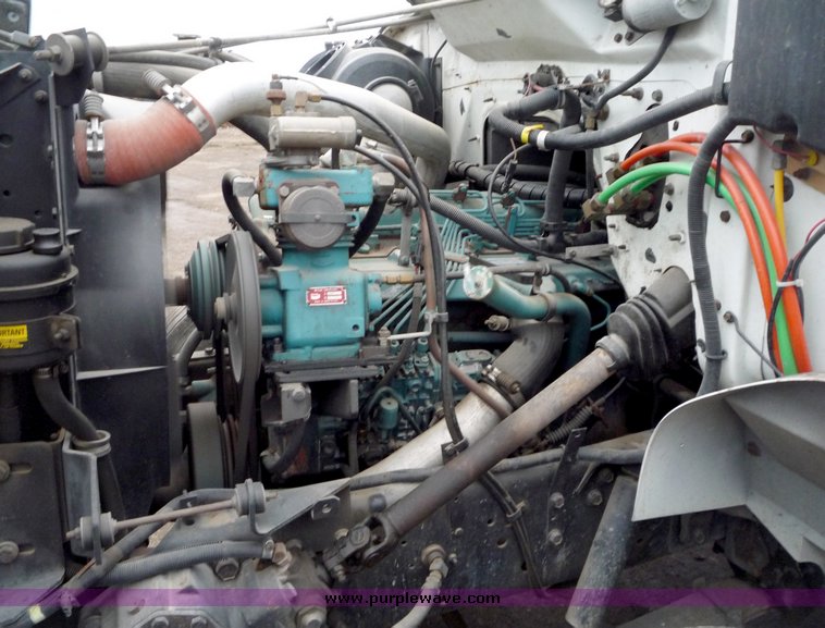 image for item 3106 1993 International 4900 oil distributor truck