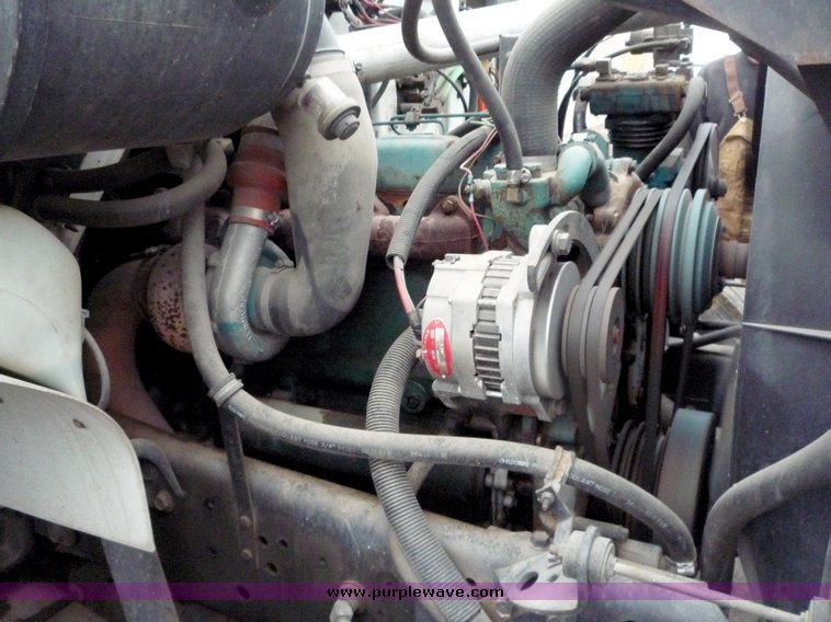 image for item 3106 1993 International 4900 oil distributor truck