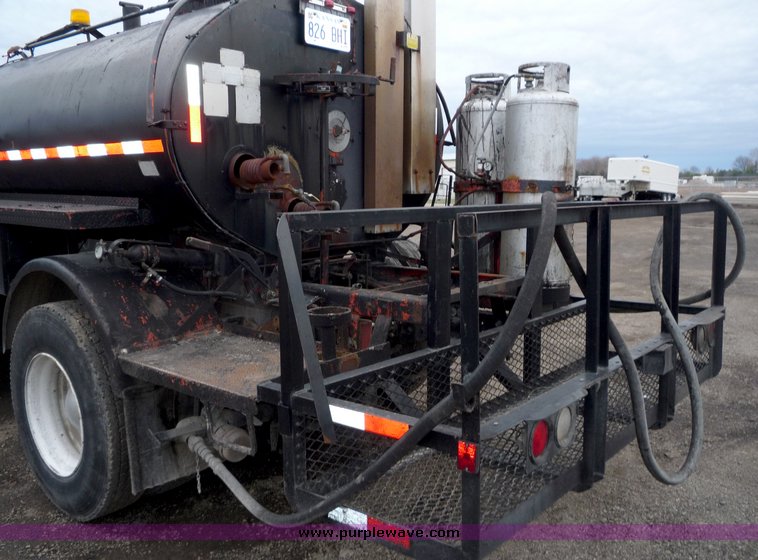 image for item 3106 1993 International 4900 oil distributor truck