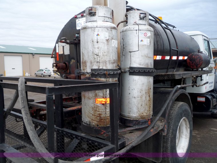 image for item 3106 1993 International 4900 oil distributor truck