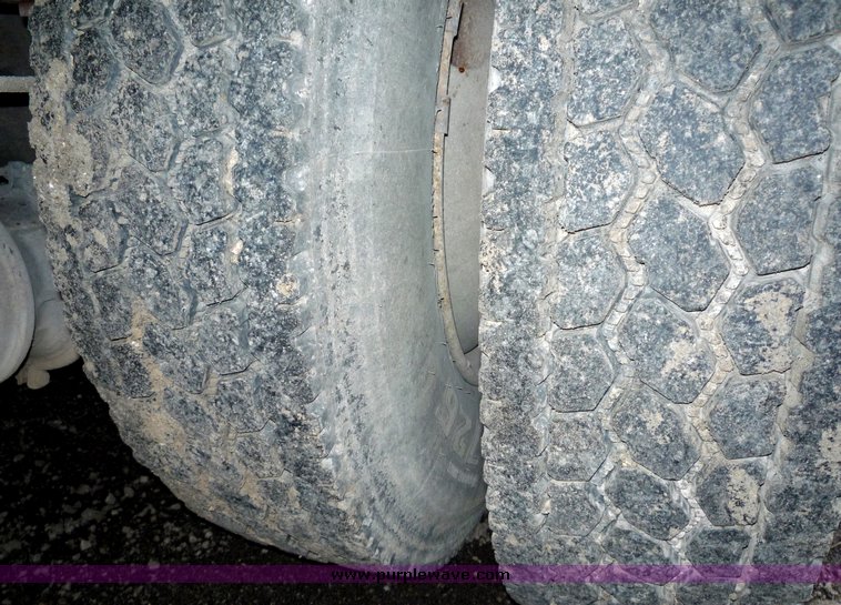 image for item 3106 1993 International 4900 oil distributor truck