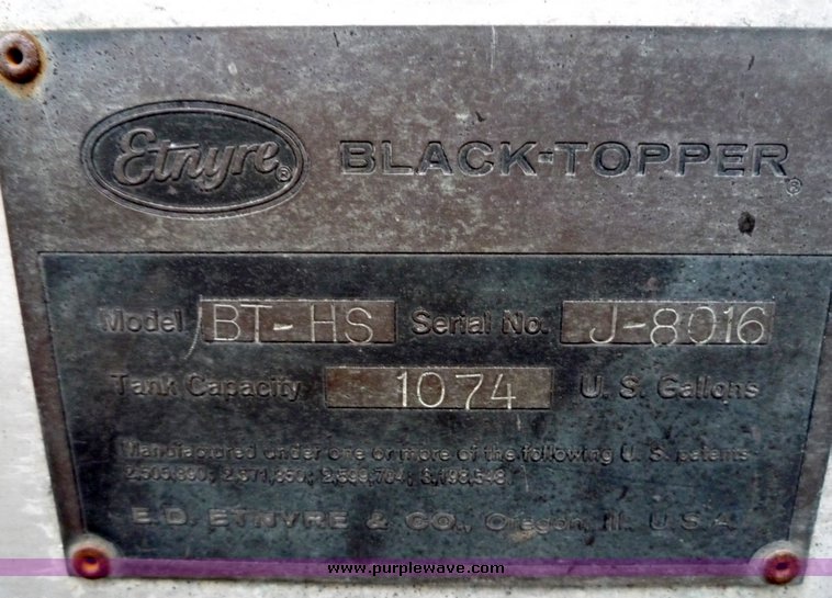 image for item 3106 1993 International 4900 oil distributor truck