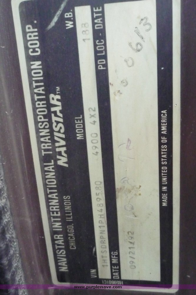 image for item 3106 1993 International 4900 oil distributor truck