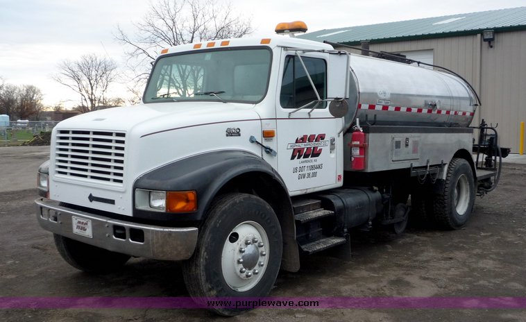 image for item 3107 1997 International 4900 oil distributor truck
