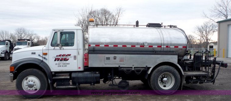 image for item 3107 1997 International 4900 oil distributor truck