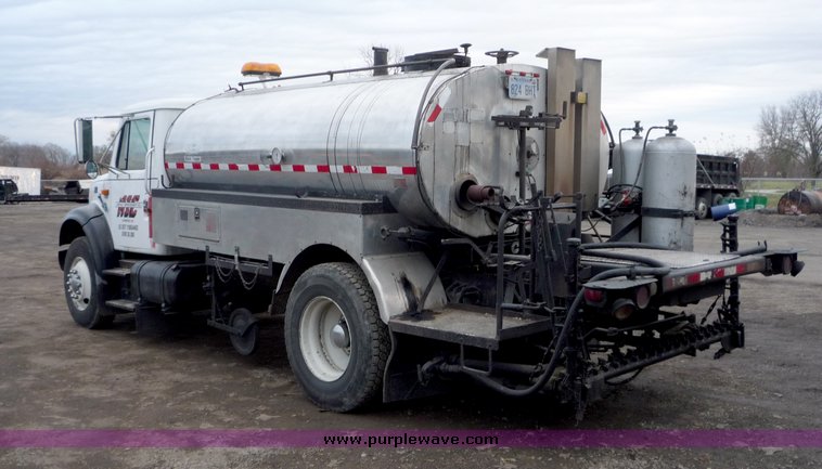 image for item 3107 1997 International 4900 oil distributor truck