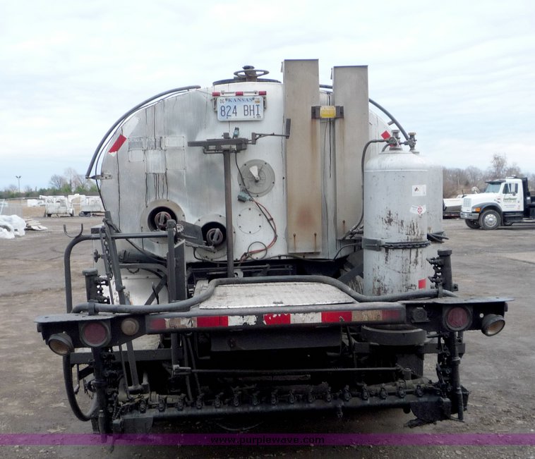 image for item 3107 1997 International 4900 oil distributor truck