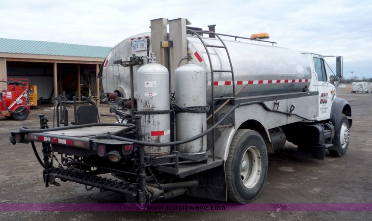 image for item 3107 1997 International 4900 oil distributor truck