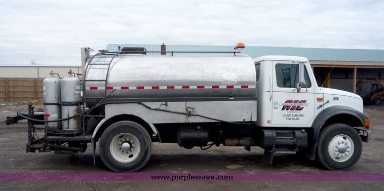 image for item 3107 1997 International 4900 oil distributor truck