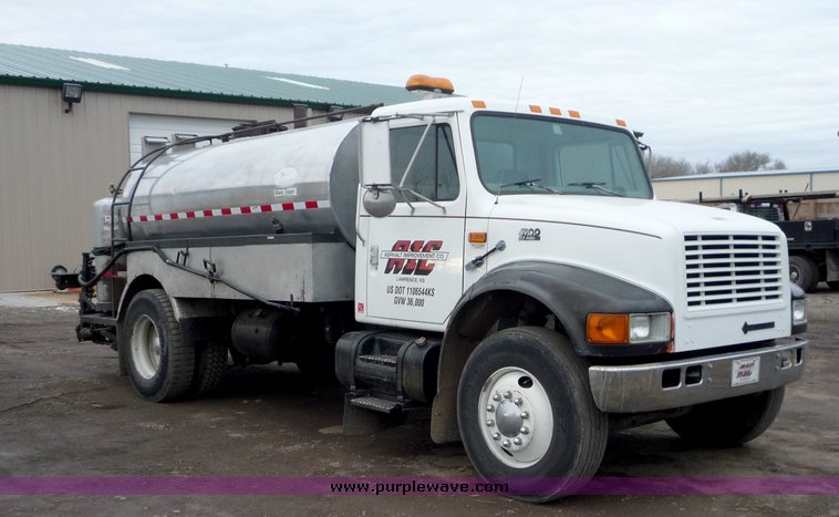 image for item 3107 1997 International 4900 oil distributor truck