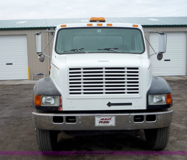 image for item 3107 1997 International 4900 oil distributor truck