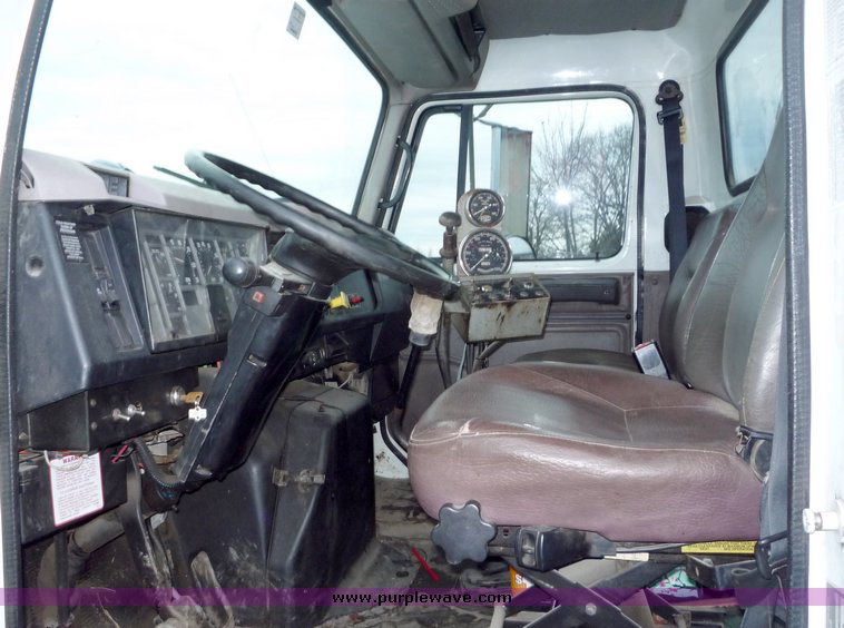 image for item 3107 1997 International 4900 oil distributor truck