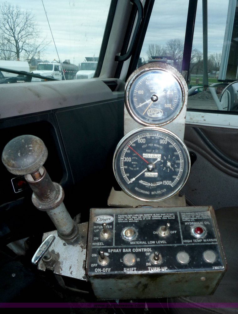 image for item 3107 1997 International 4900 oil distributor truck