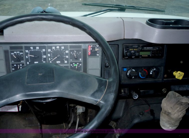 image for item 3107 1997 International 4900 oil distributor truck