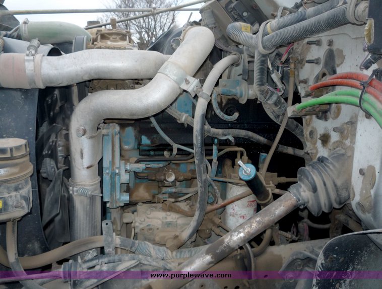 image for item 3107 1997 International 4900 oil distributor truck