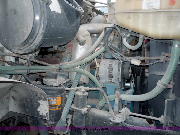 image for item 3107 1997 International 4900 oil distributor truck