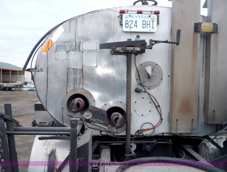 image for item 3107 1997 International 4900 oil distributor truck