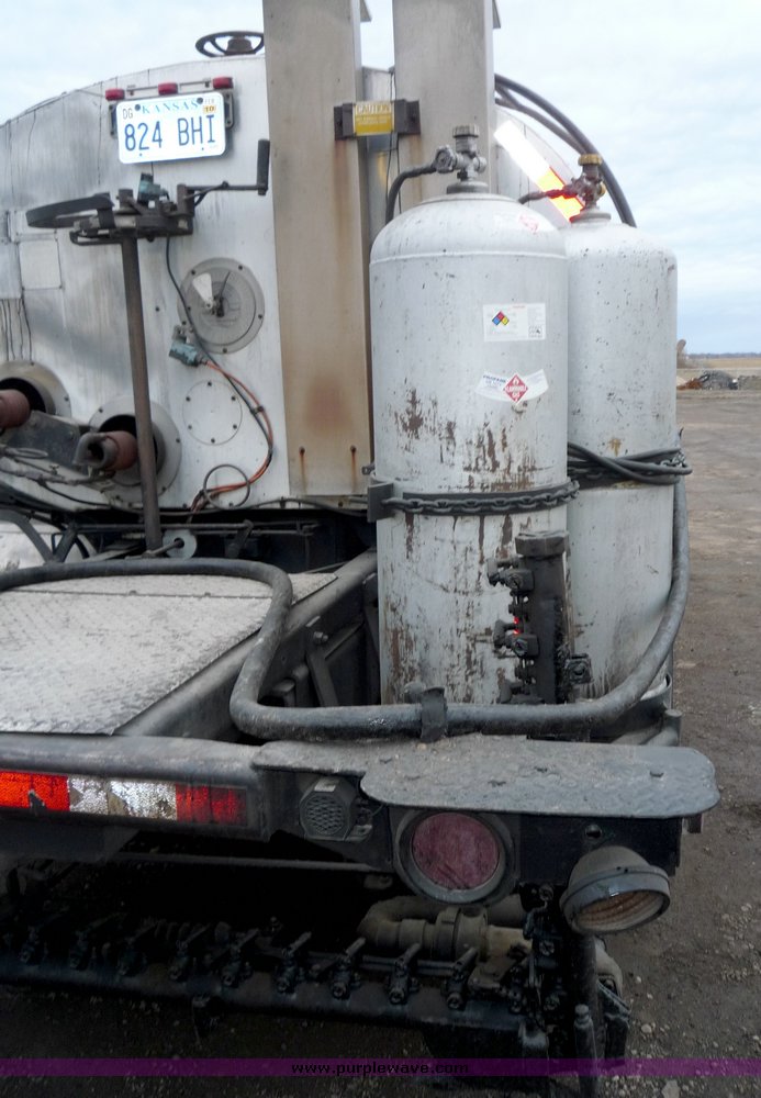 image for item 3107 1997 International 4900 oil distributor truck