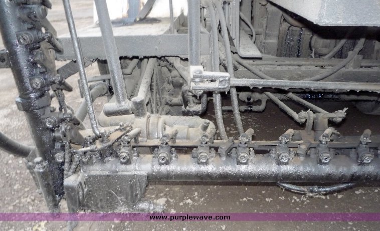 image for item 3107 1997 International 4900 oil distributor truck