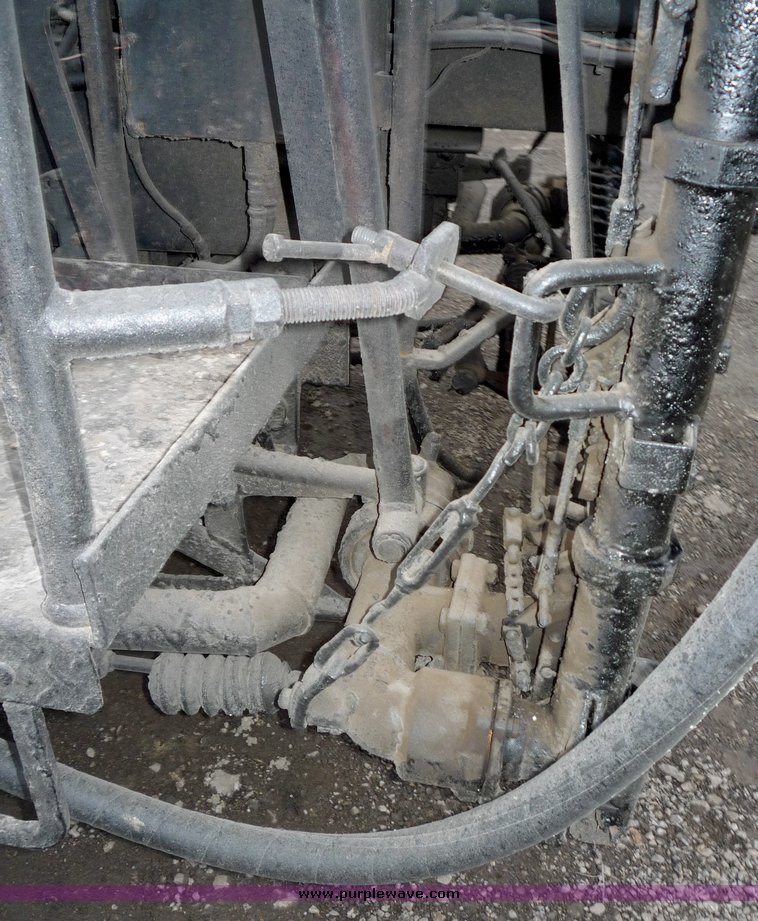 image for item 3107 1997 International 4900 oil distributor truck