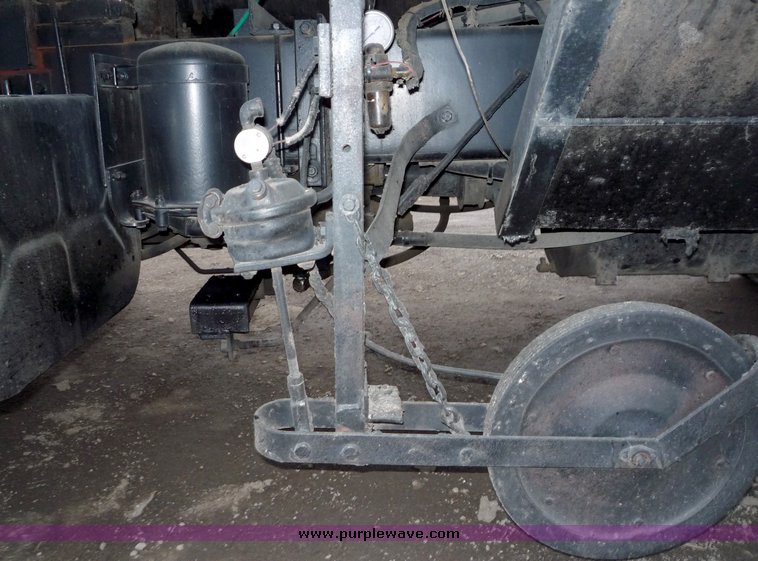 image for item 3107 1997 International 4900 oil distributor truck