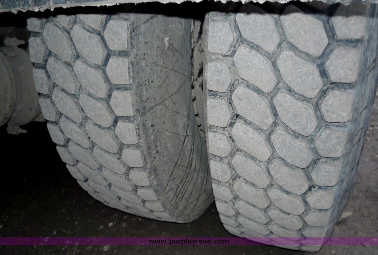 image for item 3107 1997 International 4900 oil distributor truck