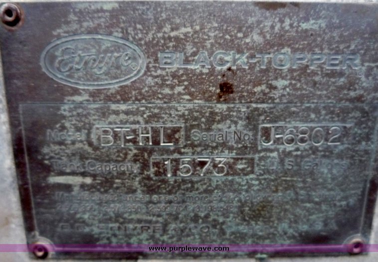 image for item 3107 1997 International 4900 oil distributor truck