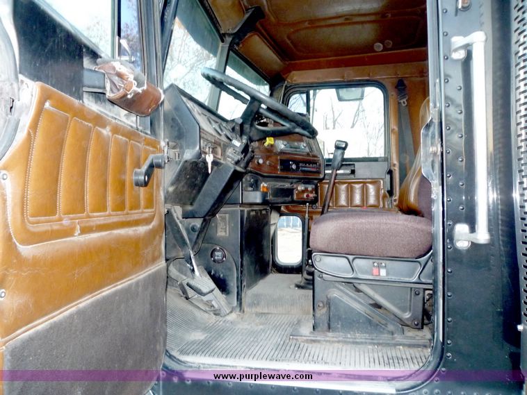image for item 4096 1989 Freightliner FDL120 dump truck