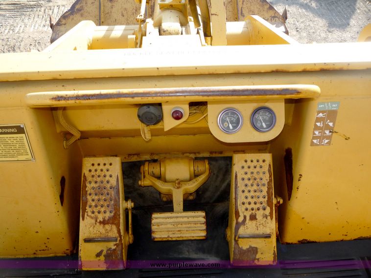 image for item 4200 1988 Caterpillar 943 track loader