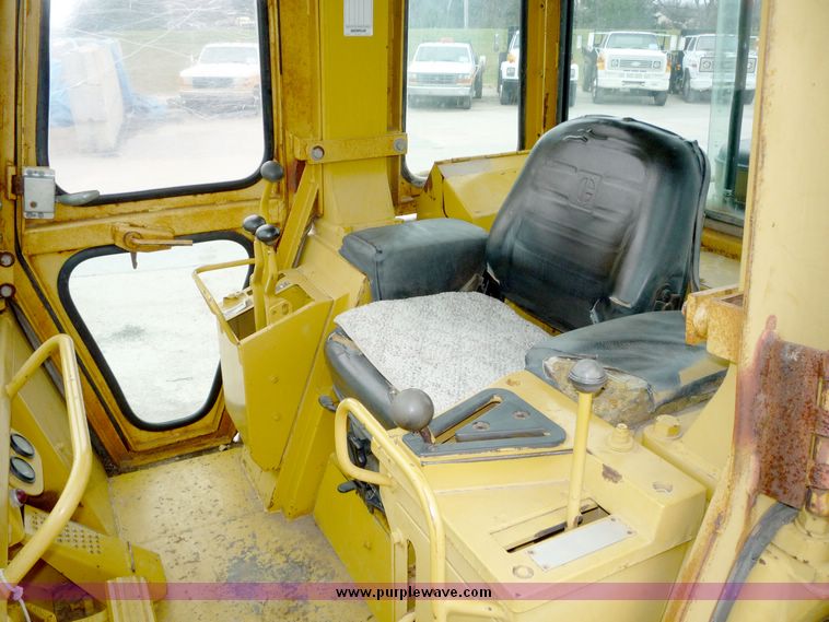 image for item 4225 1986 Caterpillar 943 trackloader