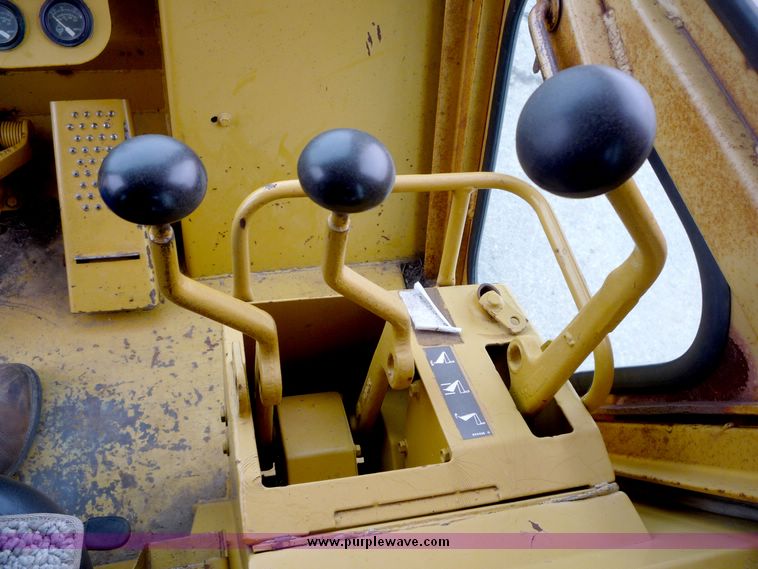 image for item 4225 1986 Caterpillar 943 trackloader