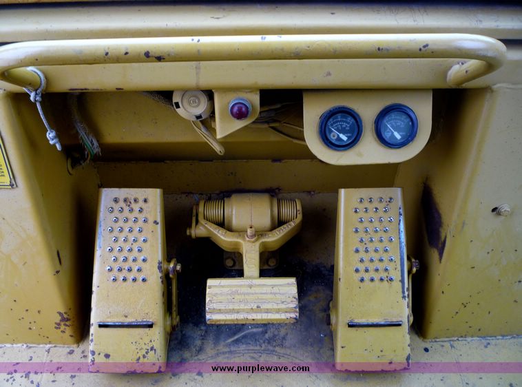 image for item 4225 1986 Caterpillar 943 trackloader