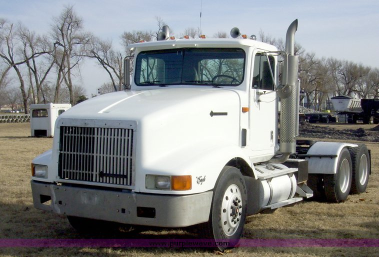 image for item 5042 1995 International 9400 semi truck