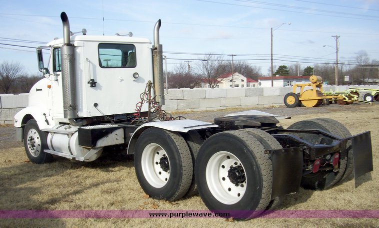image for item 5042 1995 International 9400 semi truck