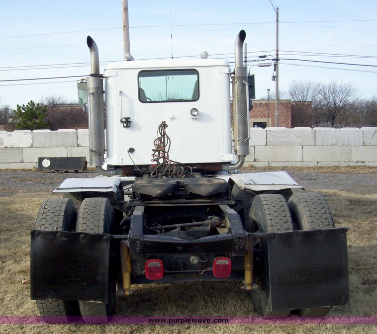 image for item 5042 1995 International 9400 semi truck